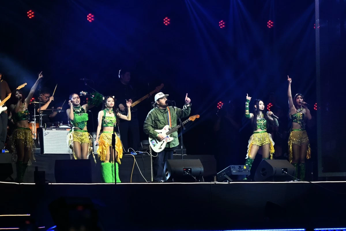 Mayonnaise came out to perform “Jopay” alongside KAIA.