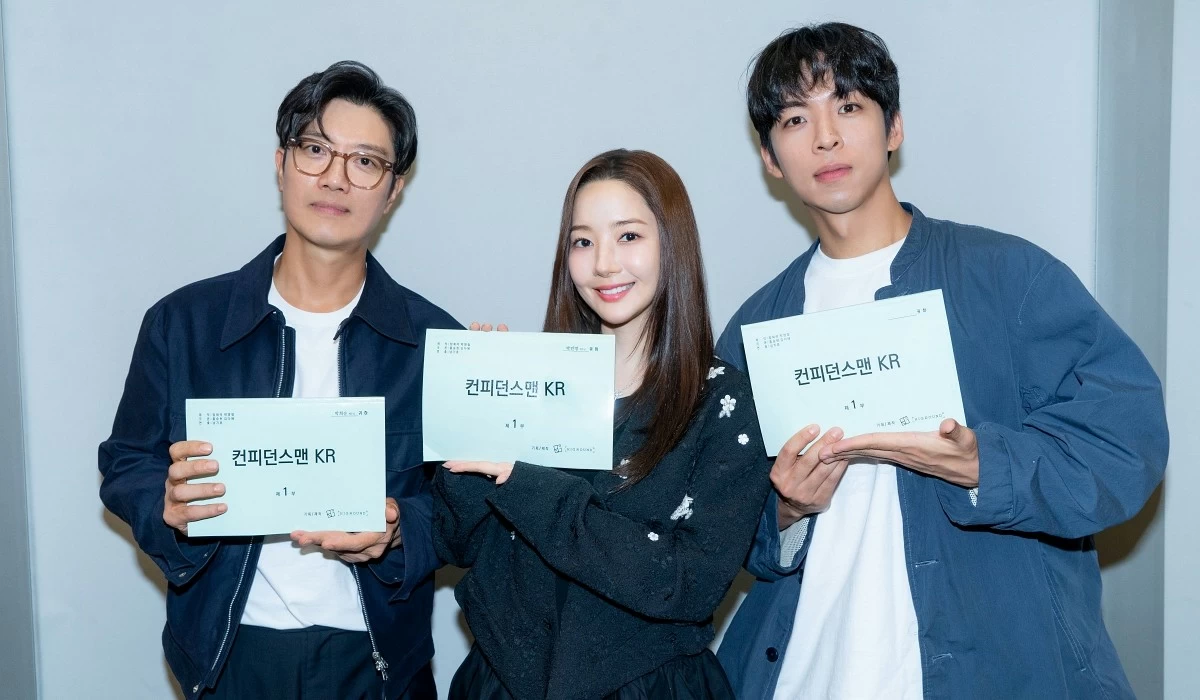 Korean star Park Min-young (center) together with actors Park Hee-soon (left) and Joo Jong-hyuk during the script reading for “Confidence Queen” (Prime Video)
