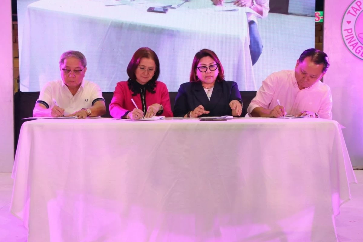 Pasay City Mayor Emi Calixto-Rubiano with GCash representative and Congressman Antonino Calixto and Vice-Mayor Mark Calixto (Photo from Pasay PIO)