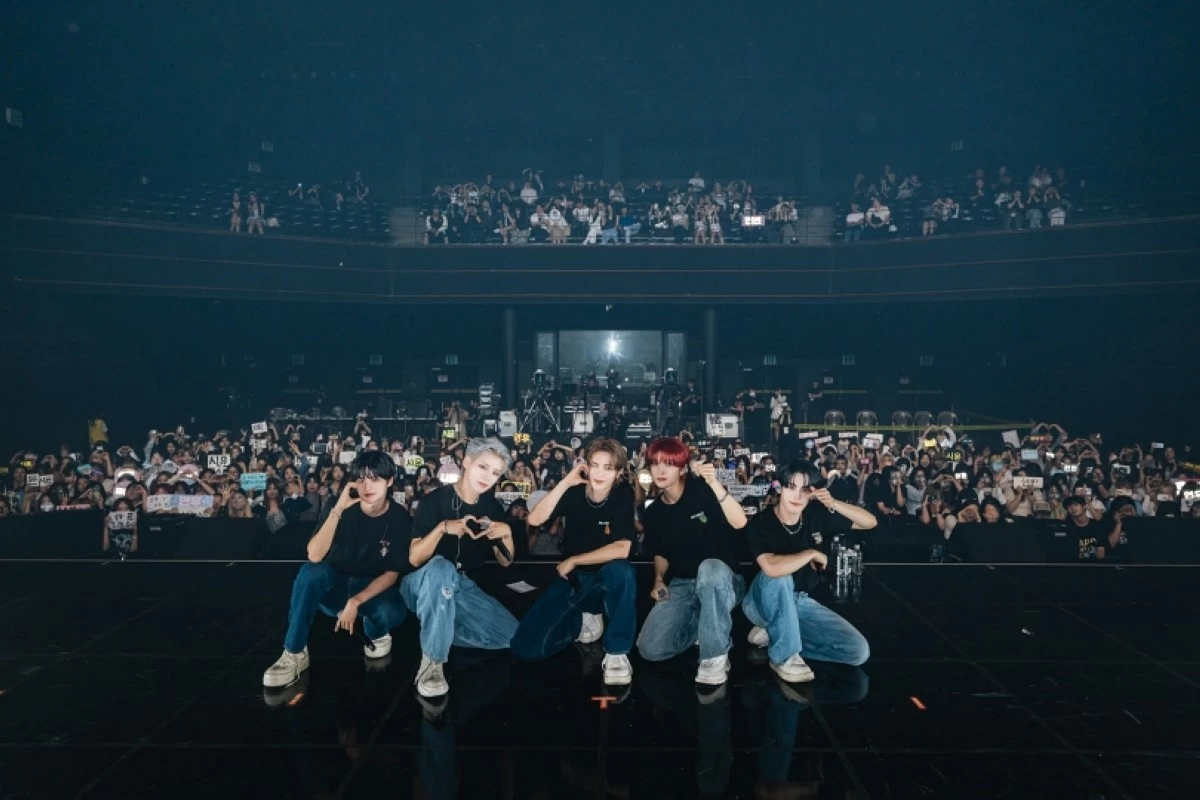 K-pop boy band NOWZ (X)