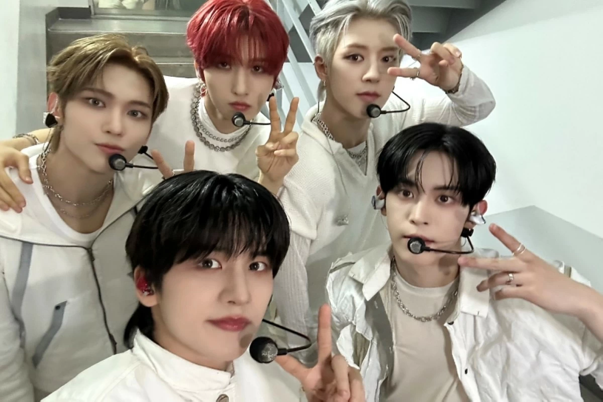 K-pop boy band NOWZ (X)