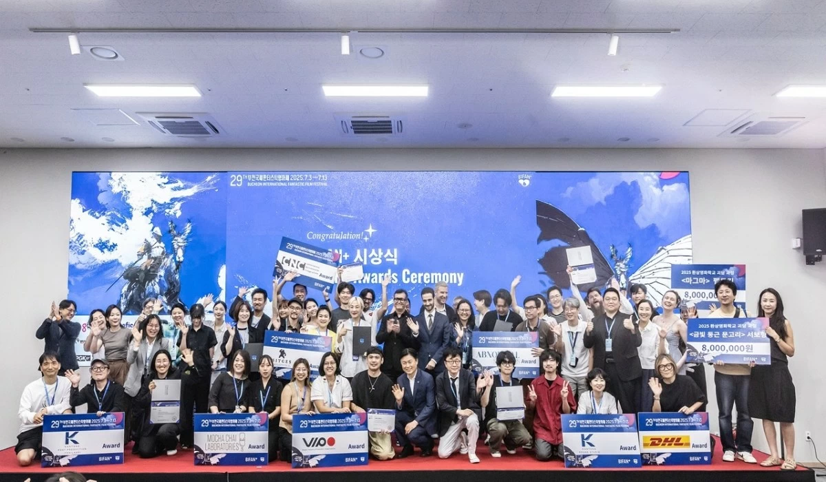 The winners with Bucheon Mayor Cho Yong-eek and BIFAN Festival Director SHIN Chul (BIFAN) 
