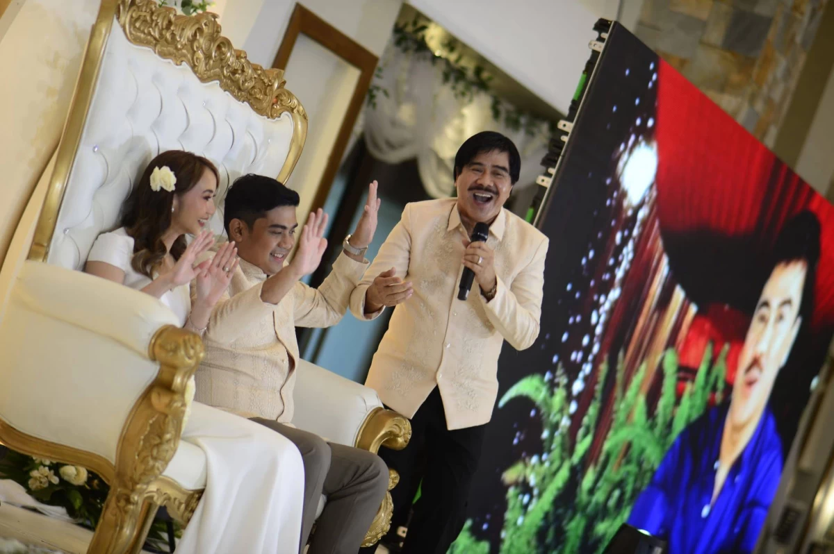 Christopher dancing along to his father's performance!