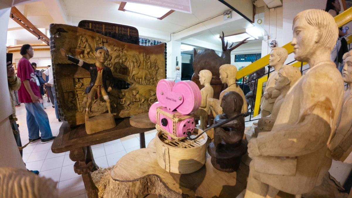 One of the figures of Rizal in the exhibit depicts him wearing a wanes.