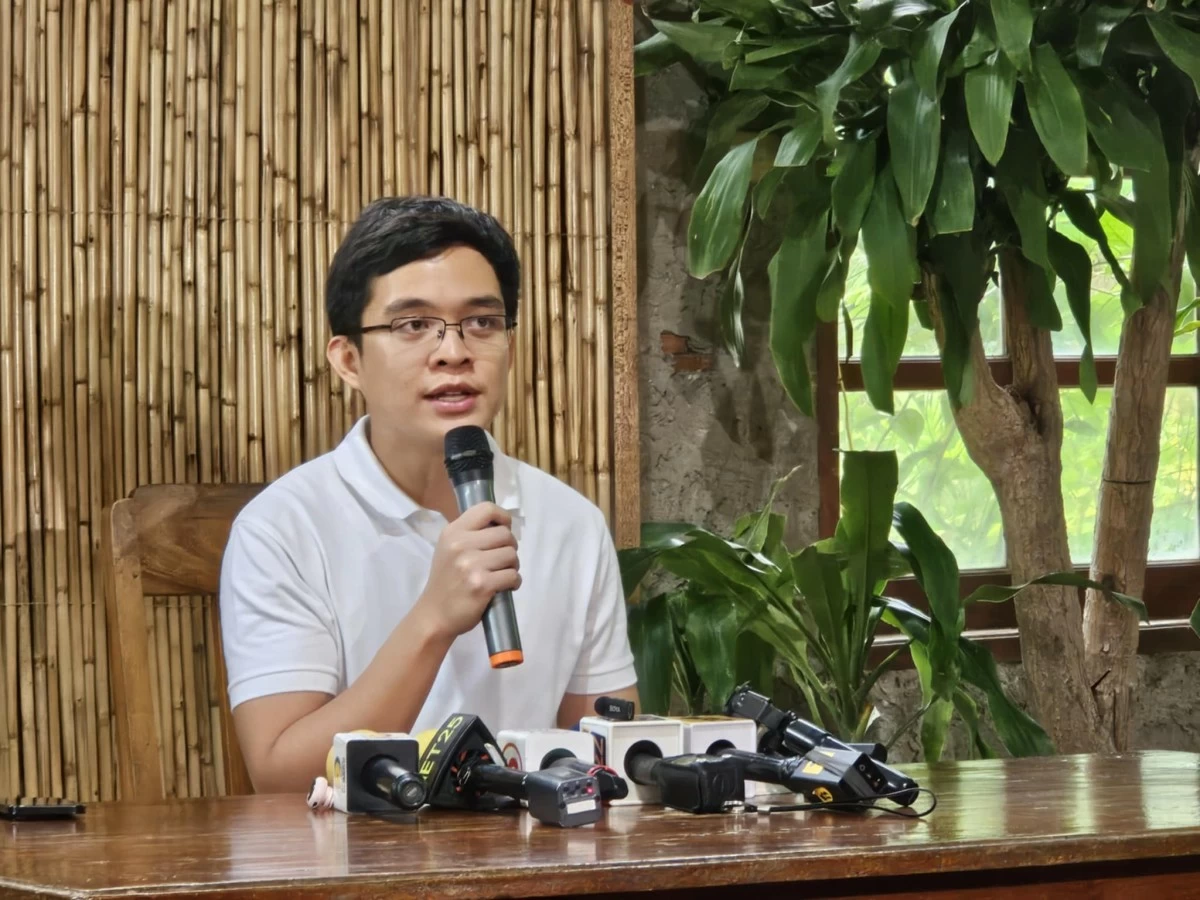 Batangas 1st district Rep. Leandro Legarda Leviste (Ellson Quismorio/ MANILA BULLETIN)

For education 'ayuda': Legarda Leviste to forego salary, project allocation as solon

Batangas 1st district Rep. Leandro Legarda Leviste says he will forego his own salary and project allocation as a congressman so that it may be used to give direct aid to the education sector.

Speaking in an interview Friday, July 11, the neophyte congressman and self-made billionaire declared that Filipinos' education is worth prioritizing by the government, no matter the cost.

Legarda Leviste, 32, has been championing direct financial support for students, especially those who come from poor families.

When asked if he would do something akin to the move of Senator Vicente "Toto" Sotto III, who vowed to funnel his salary into scholarships, the Batangueño gave an affirmative answer.

"Yes, I mean inclusive of course how much is the salary of [a] congressman, 100 something thousand per month kaya, kasama na rin po yan (It’s probably around 100 something thousand per month, that's also included)," Legarda Leviste said.

"I think education is worth prioritizing and educational assistance is an efficient way to do it because it's direct with little overhead cost," he said. 

The same day, the solon led the distribution of a P1,000 allowance to an estimated 150,000 students in district 1.

"In addition to my own personal contribution, to the extent allowed, I will propose that the budget available for various projects and programs in the first district of Batangas will be allocated towards educational assistance and I guess to put it more directly I will not receive any pork barrel as representative of the first district of Batangas," he continued.

"We should all go into educational assistance that is a direct financial assistance to the students of the first district of Batangas," stressed Legarda Leviste, son of Senator Loren Legarda.

He subsequently gave a clarification on the phrase "pork barrel".

"I said I will not receive. And if it doesn't exist, then no one receives. But if there is anything that exists, I will not receive any of it so that's my legally correct answer. if it exists, I will not receive any of it.

"What I can say is that to the extent allowed, I propose that the budget available to the first district of Batangas be allocated toward education and particularly educational assistance," Legarda Leviste explained.

"You can see that the budget is per district and you can infer from what I'm saying that if a congressman can propose for infrastructure projects in their district, perhaps there's a way that a district can instead prioritize educational projects," he further said.

Legarda Leviste is the founder of Solar Philippines. In 2024, he sold a controlling stake in his company to Meralco for P34 billion.