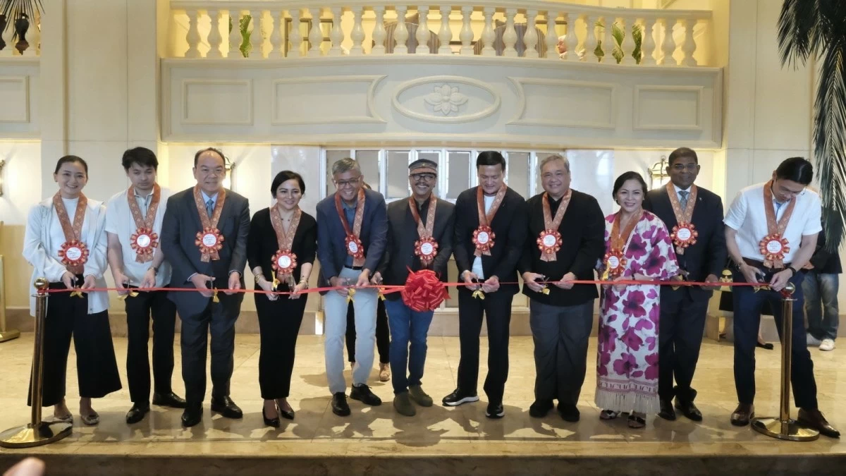 ‘Ugnay,’ a collaboration of art and community service organized by the Rotary Club of Makati, recently opened at The Peninsula Manila in Makati City. At the unveiling, from left, are artists lawyer Jean Uy Yam and Anton Cabrera, COMELEC Commissioner Ferdinand Maceda Jr., Rosita Lara Lumagui, managing director of WorldWide Resource Solutions; Eduardo H. Galvez, current president of the Rotary Club of Makati, featured artist Dominic Rubio, Supreme Court of the Philippines Justice Midas Marquez, Rotary International District 3830 Governor Reginald Alberto Nolido and past Governor Maria Concepcion Camacho, Malaysian Ambassador to the Philippines Abdul Malik Castelino, and RC Makati Rotarian and artist Aaron Virata Mempin.