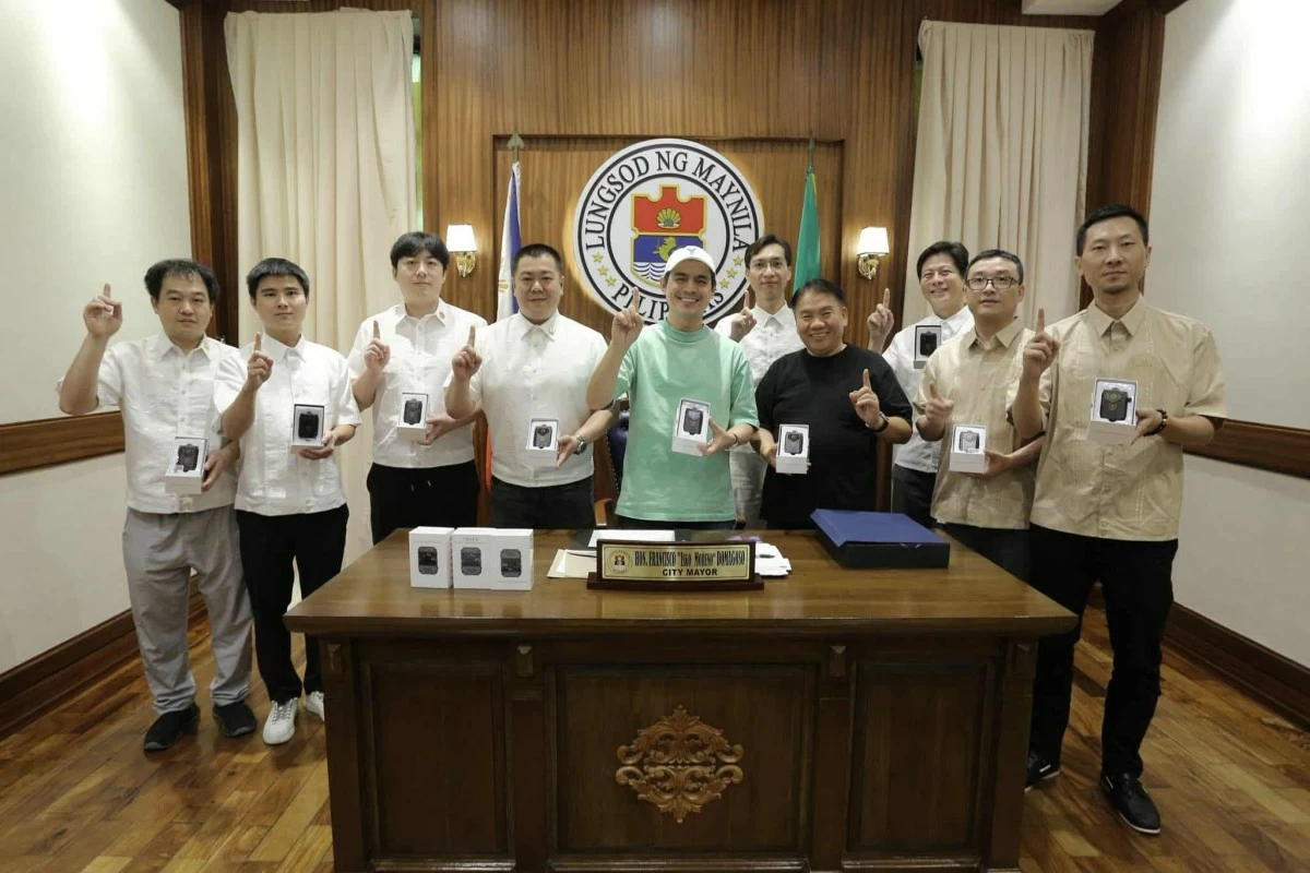 Manila Mayor Francisco “Isko Moreno” Domagoso receives the donation of 100 body cameras from the Canton Chamber of Commerce Philippines. (Photos from Isko Moreno Domagoso)