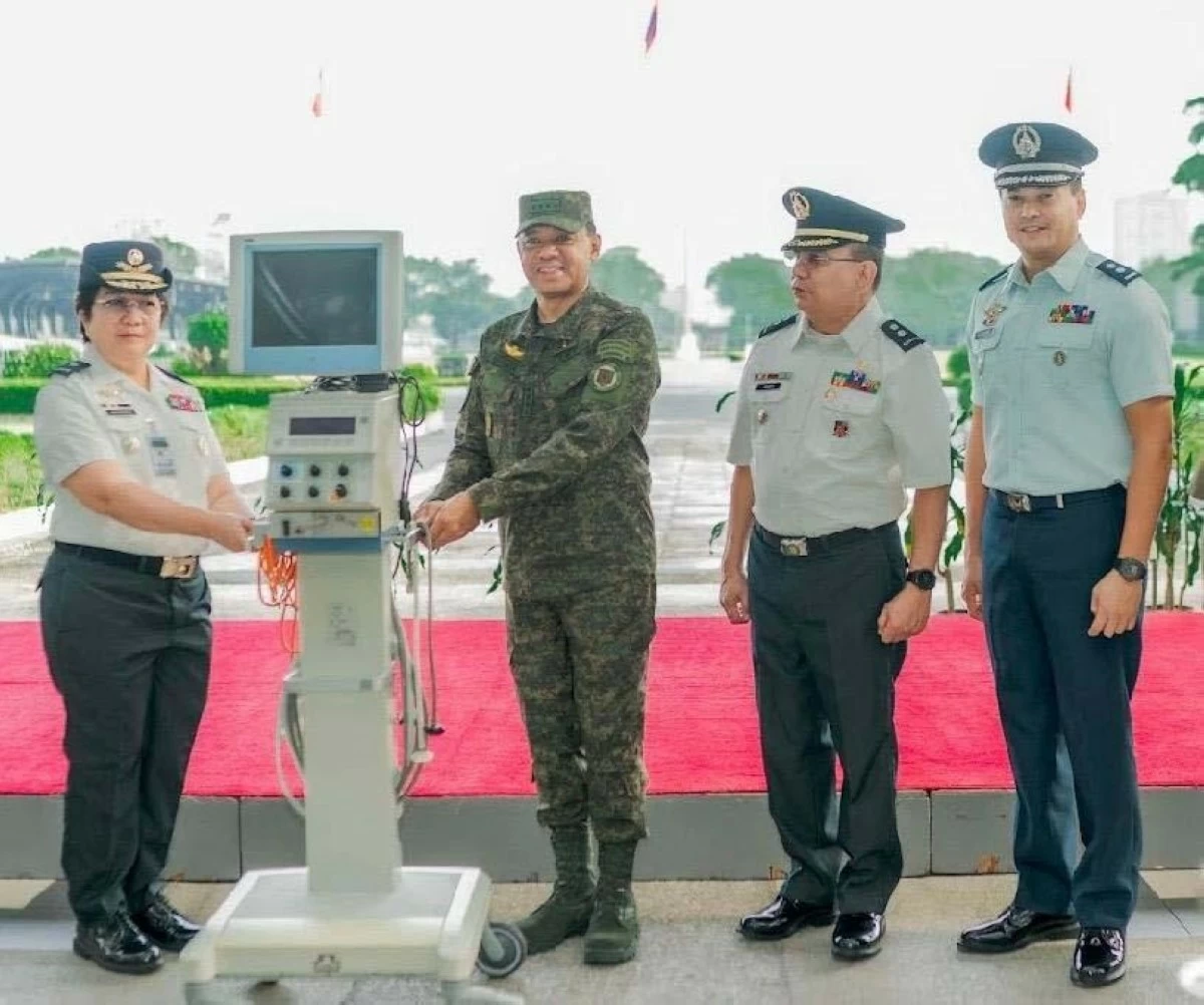 ARMED Forces Chief of Staff Gen. Romeo S. Brawner Jr. receives medical equipment and supplies donated by Sydney Shrine Club in Camp Aguinaldo, Quezon City. With him are AFP and ARRAPI officials, including reserve Air Force Lt. Col. Mikee Romero.


