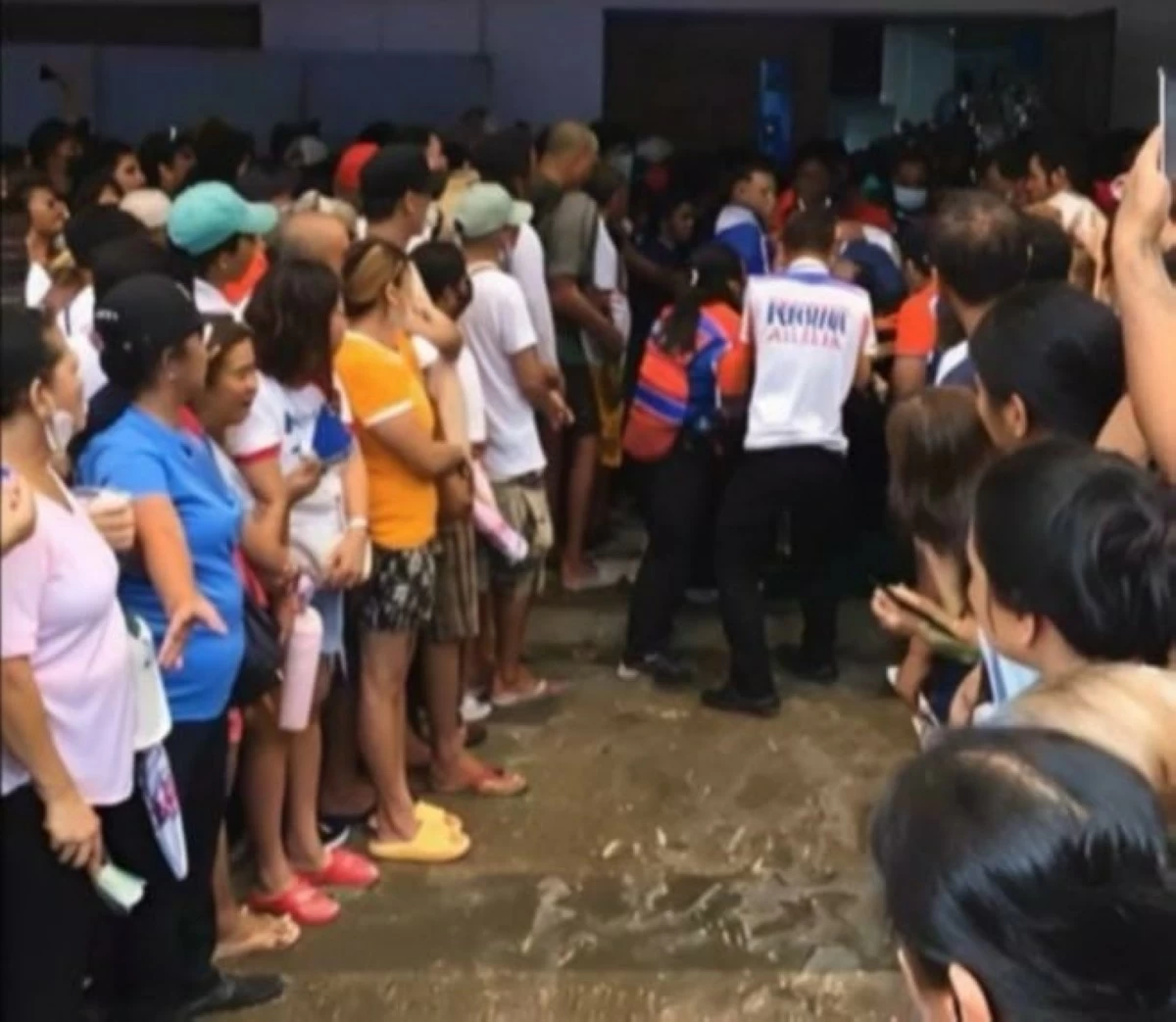 Responders attend to a man who collapses during the Emergency Cash Transfer (ECT) aid distribution at the Provincial Capitol Gymnasium in Malolos City.
(Photo courtesy of PDRRMO)