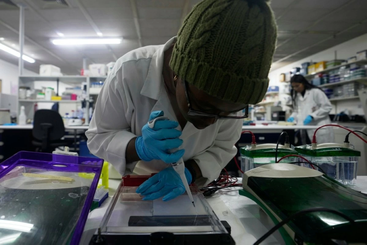 A laboratory technician Nozipho Mlotshwa works on samples at the Wits laboratory Antiviral Gene Therapy Research Unit, at University of the Witwatersrand Medical School, in Johannesburg, South Africa, Thursday, May 22, 2025. (AP Photo/Themba Hadebe)