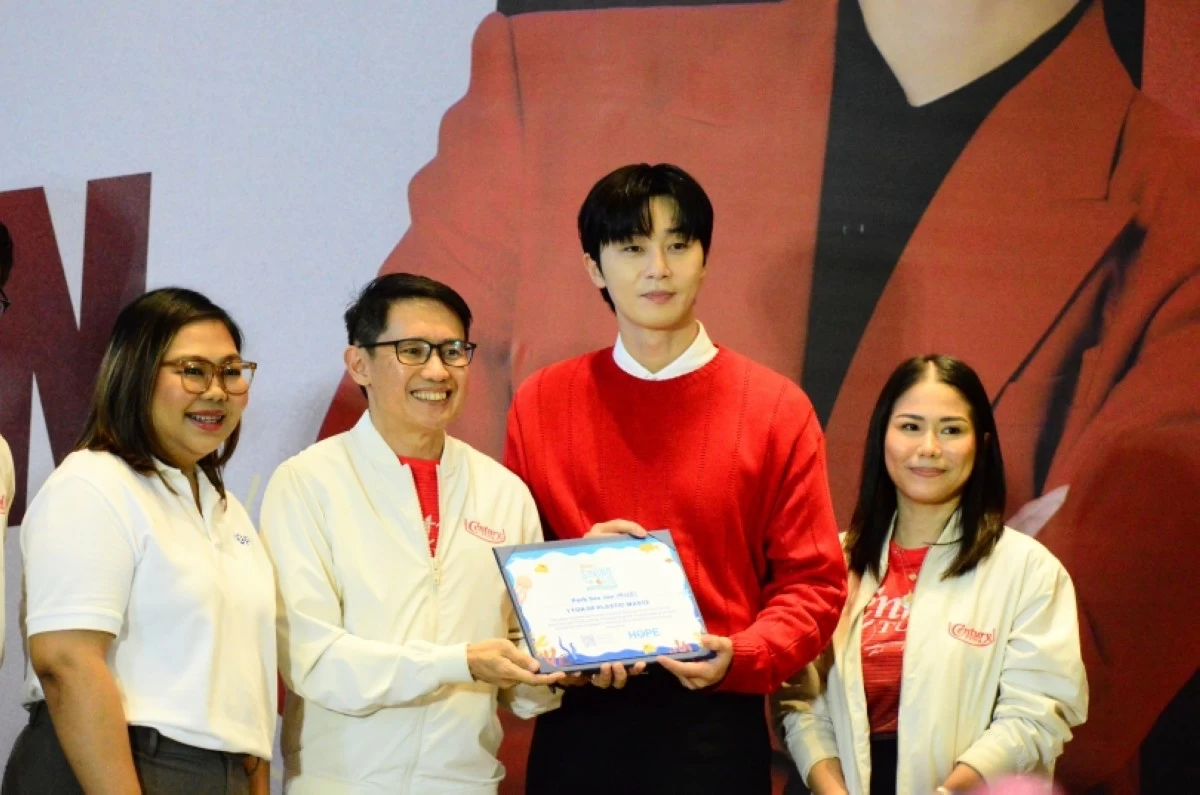 Korean start Park Seo Jun receives a special certificate of appreciation as a Century Tuna Proud Sea Saver on July 12 (Jonathan Hicap)  
