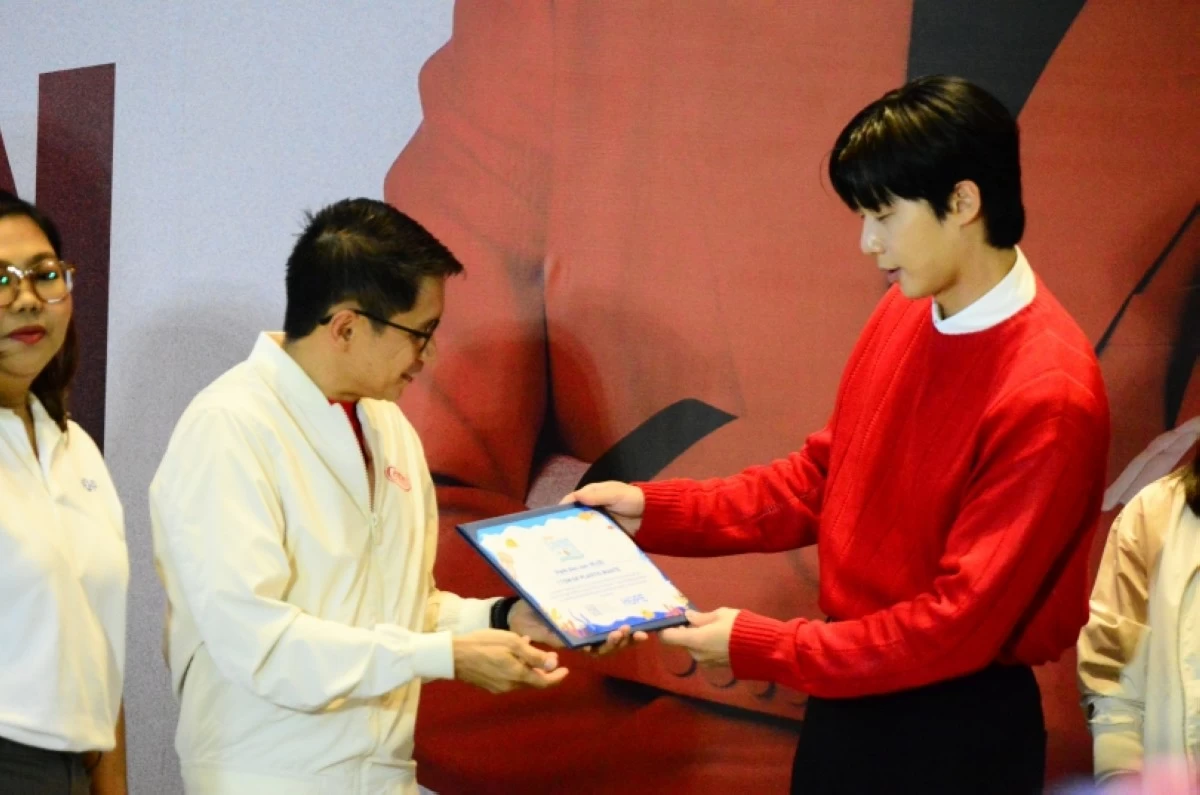 Korean start Park Seo Jun receives a special certificate of appreciation as a Century Tuna Proud Sea Saver on July 12 (Jonathan Hicap)  
