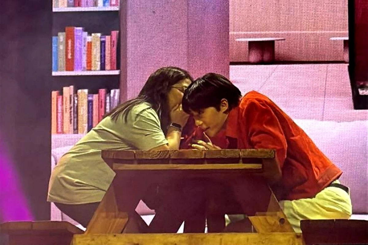 Korean star Park Seo Jun and a lucky Filipino fan at the Century Tuna “Fit For Any Role: Park Seo Jun The Ultimate Fan Fest” on July 12 at the Araneta Coliseum (Century Tuna) 