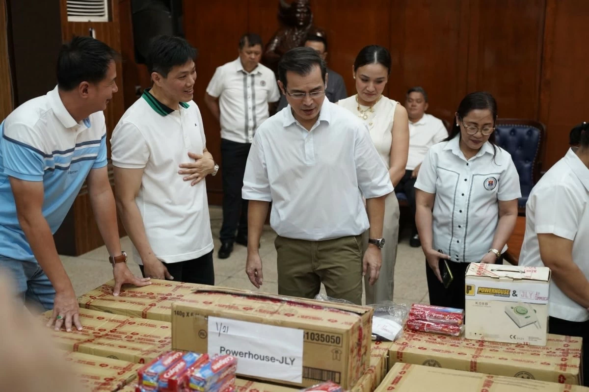 Baseco Hospital’s Dental Department received new equipment and supplies intended to improve dental care services from Frederick Siy of Powerhouse, Jason Yu of JLY Company, and Azer Almodal of Ezra Dental