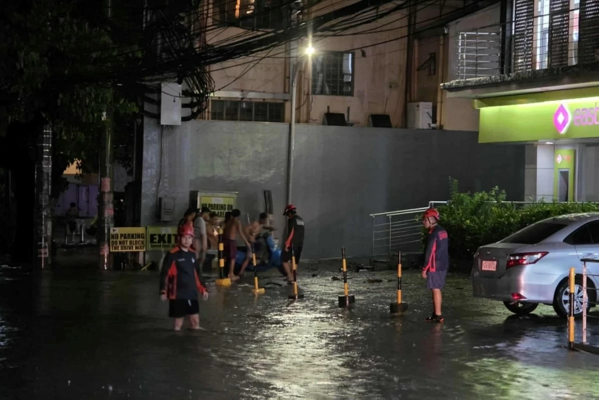 Flash flood along the National Road in Muntinlupa on July 8 (Muntinlupa City government)