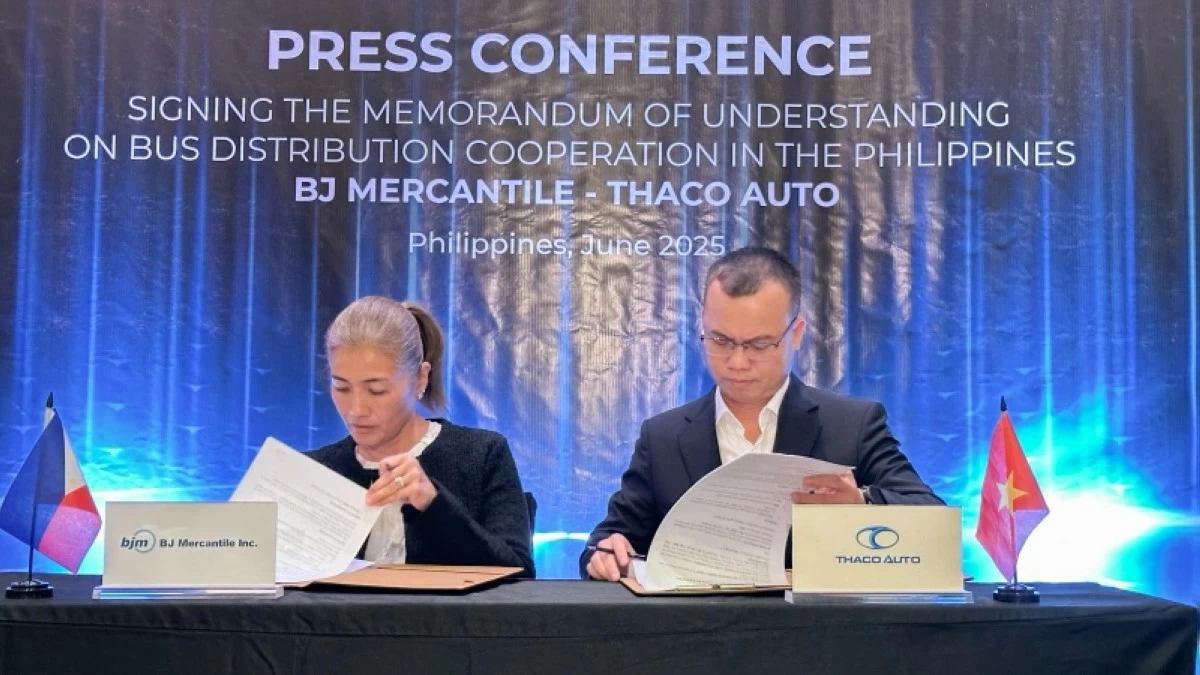 From left: Leilani Lim-Tan, Vice President of BJ Mercantile, Inc. and Doan Dat Ninh, Vice President of THACO Auto, during the contract signing.
