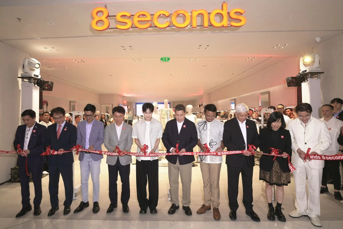 (From left) Suyen Corp. VP of Business Development Bryan Lim, 
South Korean Ambassador Honorable Sanghwa Lee, Bureau of Competitive Department director Jo-Dann Darong, Samsung Fashion CEO Joon-Seo Lee, Sunoo Kim, Suyen Corp. chairman Ben Chan, Pasay City councilor Luigi Calixto-Rubiano, Suyen Corp. president Virgilio Lim, 8seconds division executive vice president Heu-Jin Ko, and Sm Supermalls president Steven Tan