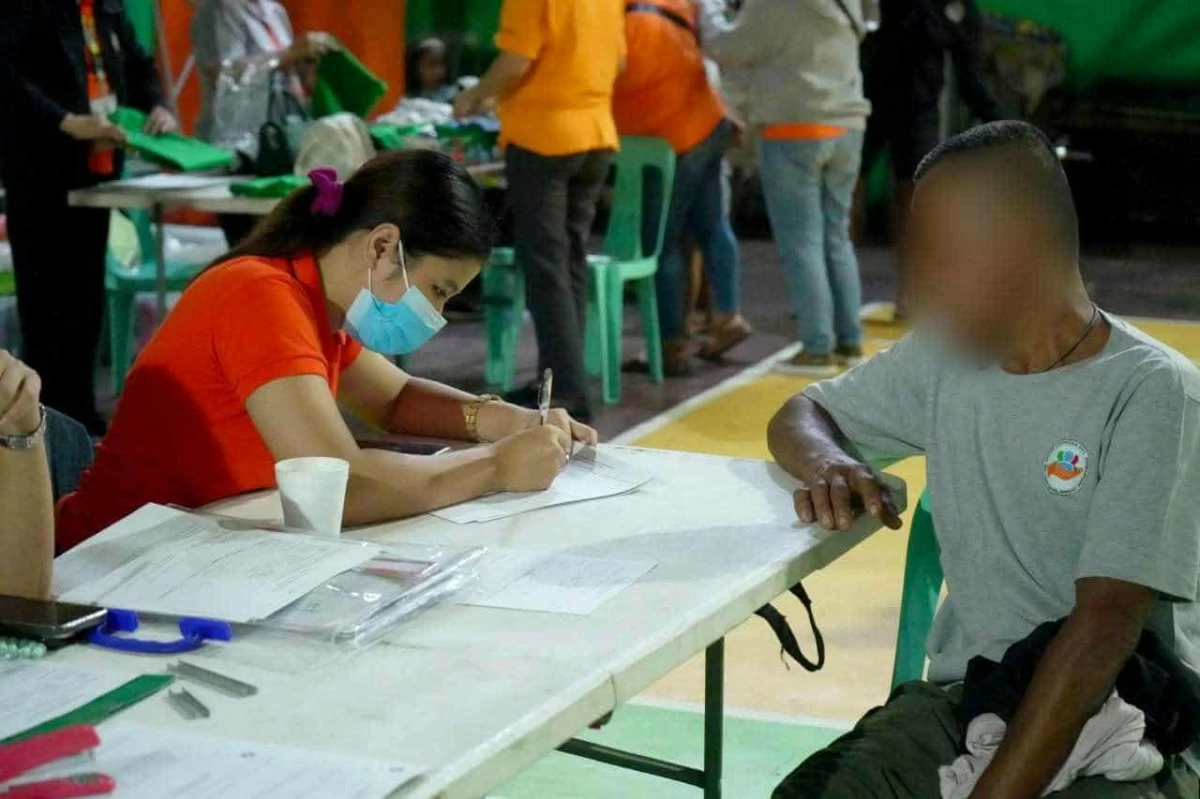 A CSWDD employee interviews a rescued street dweller. (Caloocan City PIO)