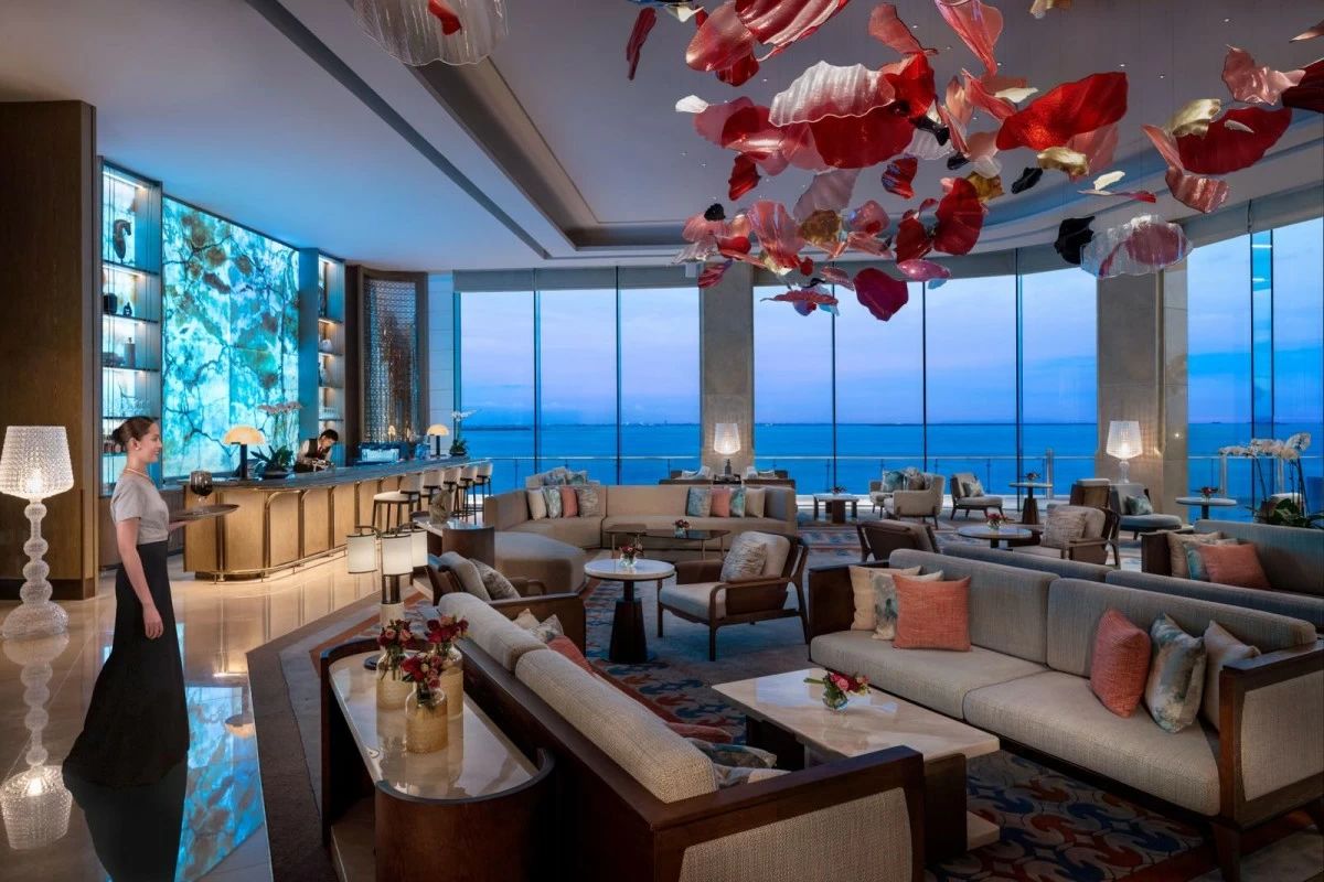 The Lobby lounge at Nustar Hotel Cebu features sea views and elegant interiors, serving cocktails, bites, and warm Filipino service.