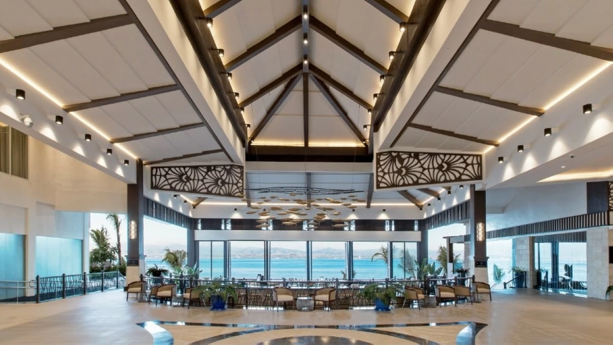 With high ceilings and ocean views, the open-air lobby at Dusit Thani Mactan Cebu creates a relaxed and elegant first impression.