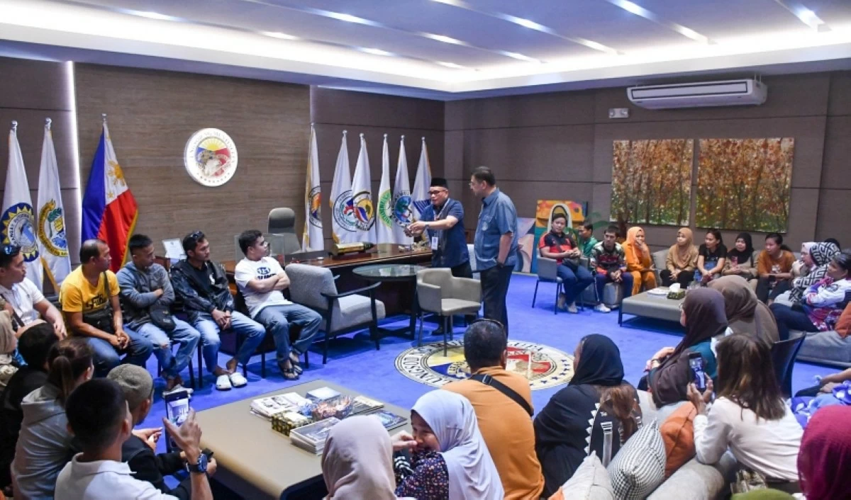 Muntinlupa Mayor Ruffy Biazon holding a dialogue with vendors. (Photo from Muntinlupa PIO)