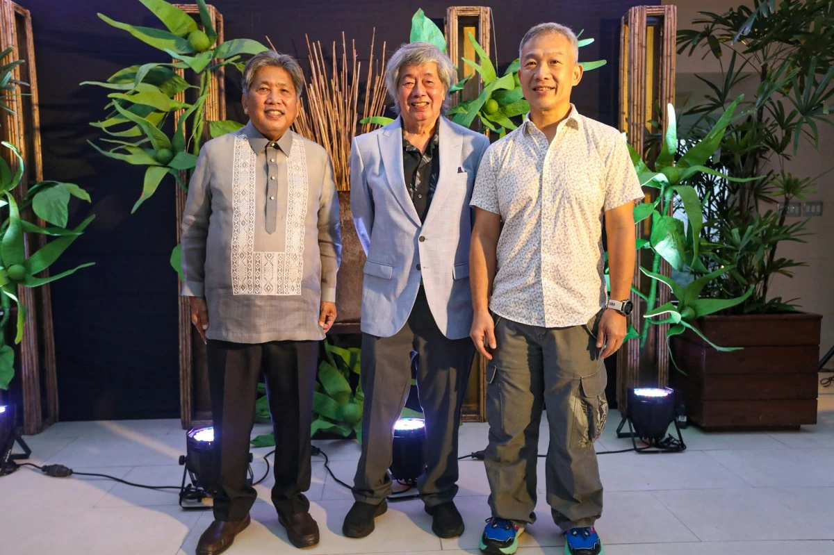 Manila Bulletin publisher Sonny Coloma, Roy Veneracion, and president and vice chair of Manila Bulletin Publishing Corporation Emilio C. Yap III during the launch of 'The Manila Bulletin Compendium' series