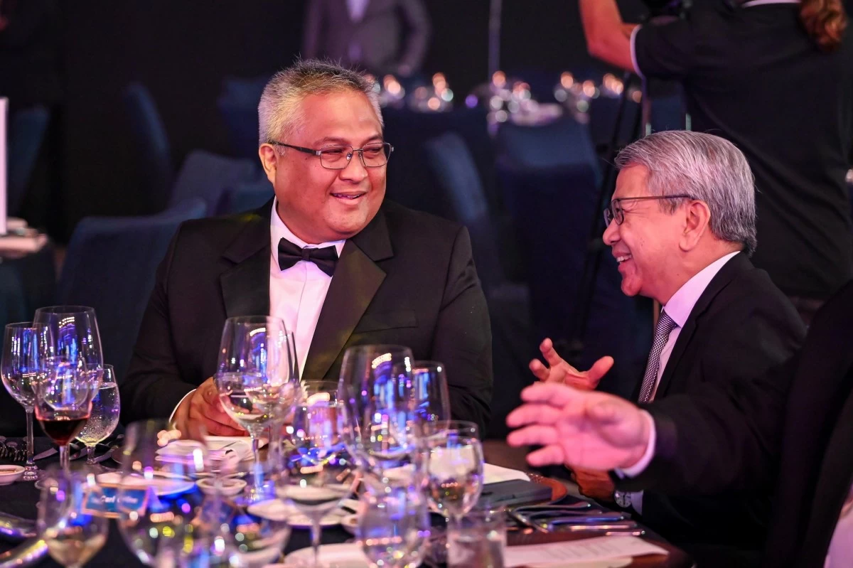 Cruz and Renato “Ato” Jiao, Globe chief human resource officer