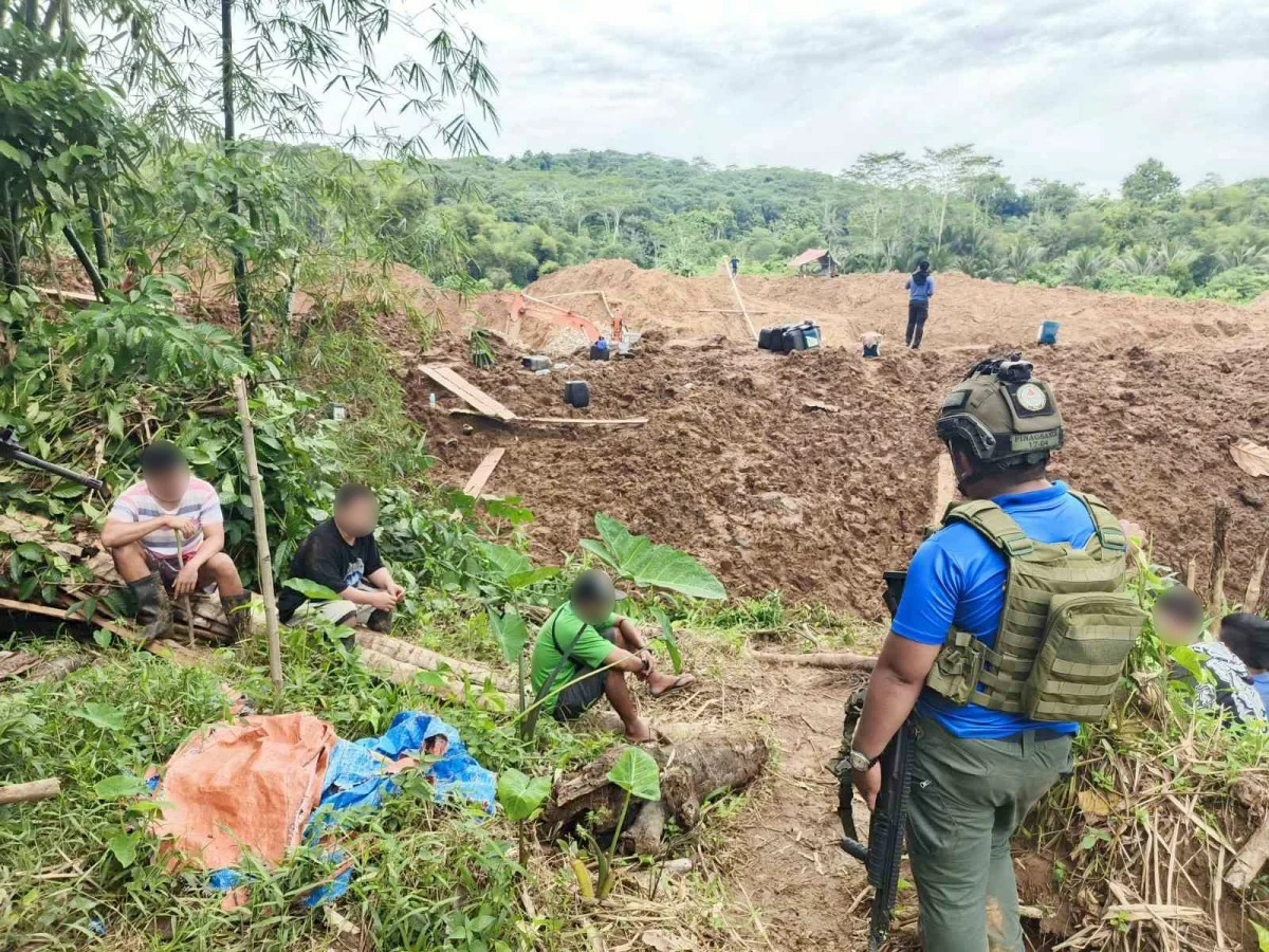 CIDG operatives secure the illegal gold mining site in Bunawan, Agusan del Sur during a raid after confirming a foreigner-funded illegal mining activity. Four Chinese and nine Filipinos were arrested in the operation. (photo: CIDG) 