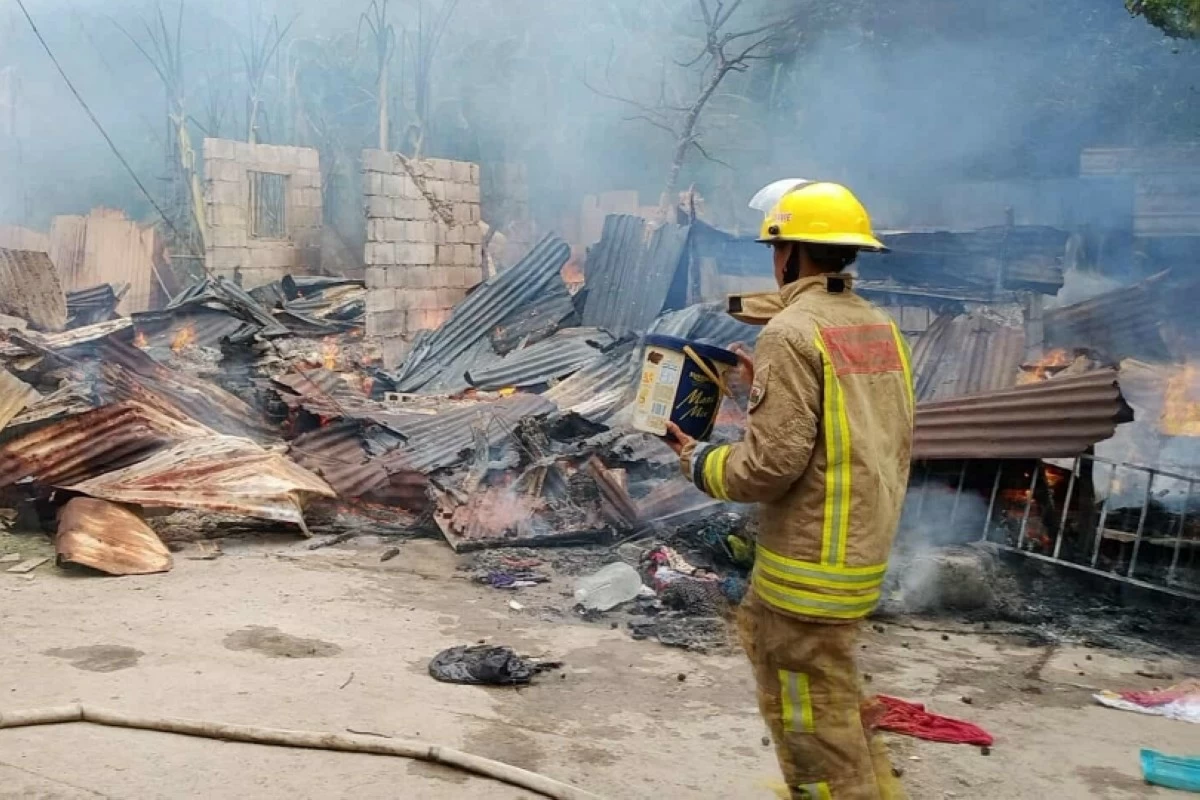 The fire in Barangay Ususan, Taguig on July 17 (Pateros Downtown Fire and Rescue Volunteer on Facebook) 