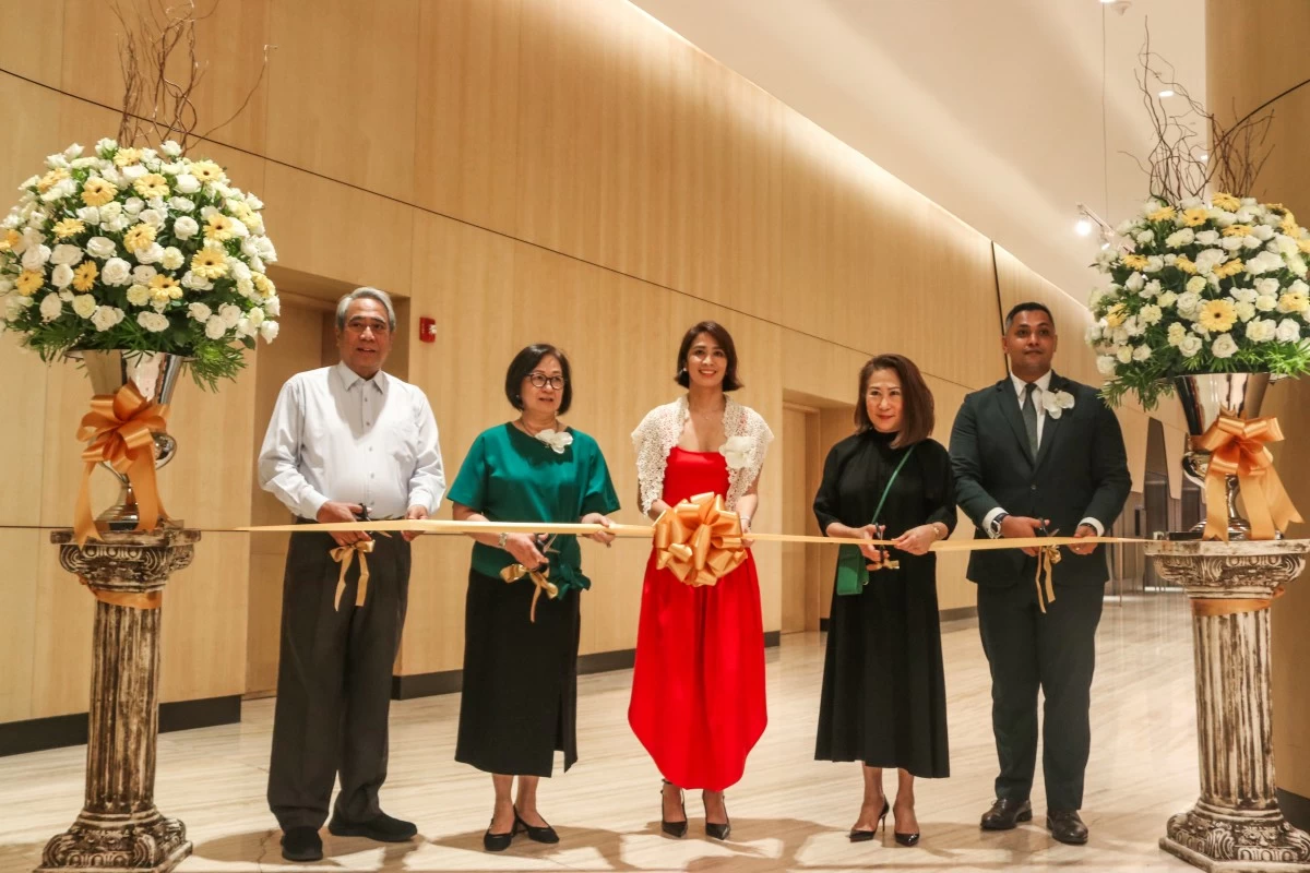 Brigido Simon, Jr. (Guest of Honor, Former Mayor of Quezon City), Peggy Angeles (Executive Vice President, SM Hotels & Conventions Corporation), Coeli Manese (featured artist), Elizabeth Sy (President, SM Hotels & Conventions Corporation), Lucky Ou (Director of Operations, Conrad Manila)
