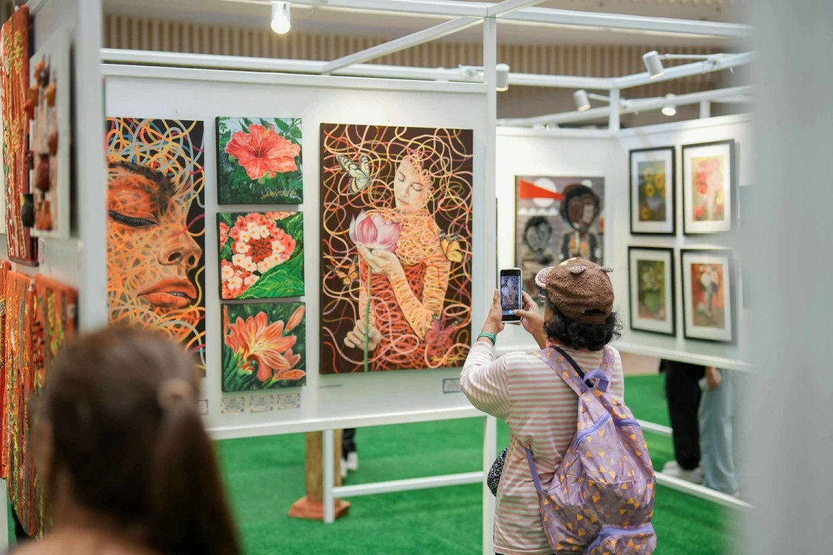 A quiet connection between viewer and artwork.
