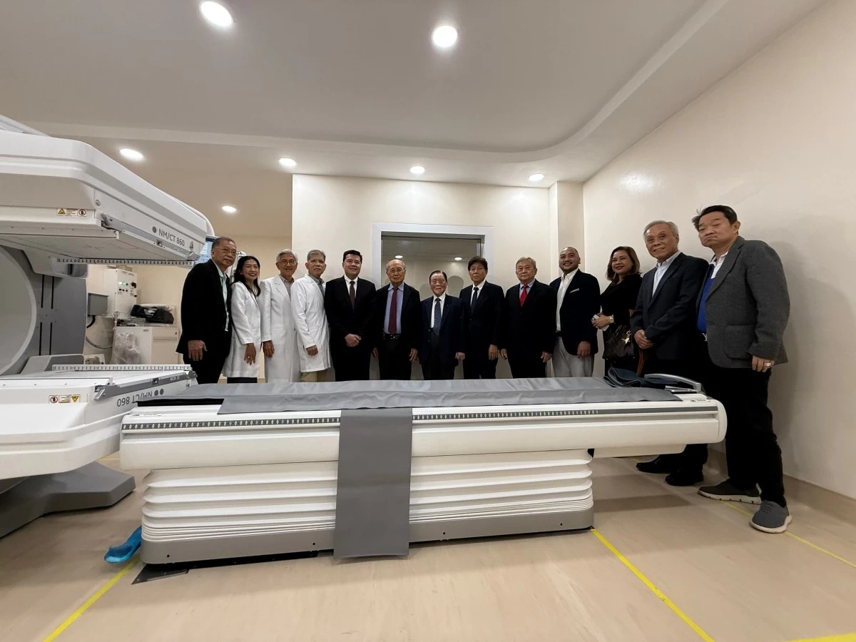 CGHMC doctors and PCCAI board members gather at the hospital’s new NM/CT 860 SPECT/CT machine, one of only two in the country. From left: Mr. Peter Ngo, Dr. Arlene Ong Ortiz, CGHMC Medical Director Dr. Samuel Ang, CGHMC Department of Nuclear Medicine and Theranostics Chairman Dr. Jonas Santiago, CGHMC President and CEO Mr. Kelly Hun Sia, Dr. Benito Goyokpin, PCCAI Chairman Mr. Antonio Tan, Mr. Alberto Tan Lee, Mr. Manuel Co, GE Healthcare representatives Mr. Karlo Matthew Perez and Ms. Rodema Diaz, Mr. Juancho Pacheco, and Mr. Michael So.

