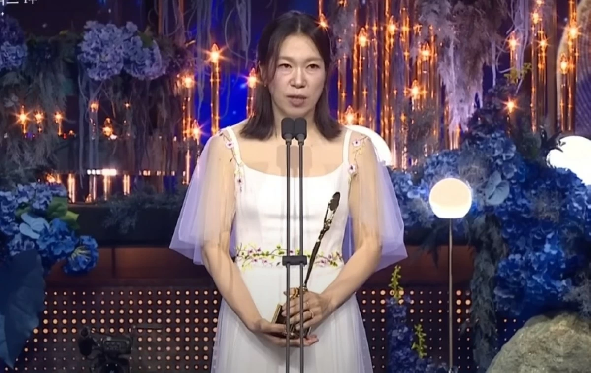 Best supporting actress Yeom Hye-ran (Screenshot from KBS Entertainment video on YouTube)