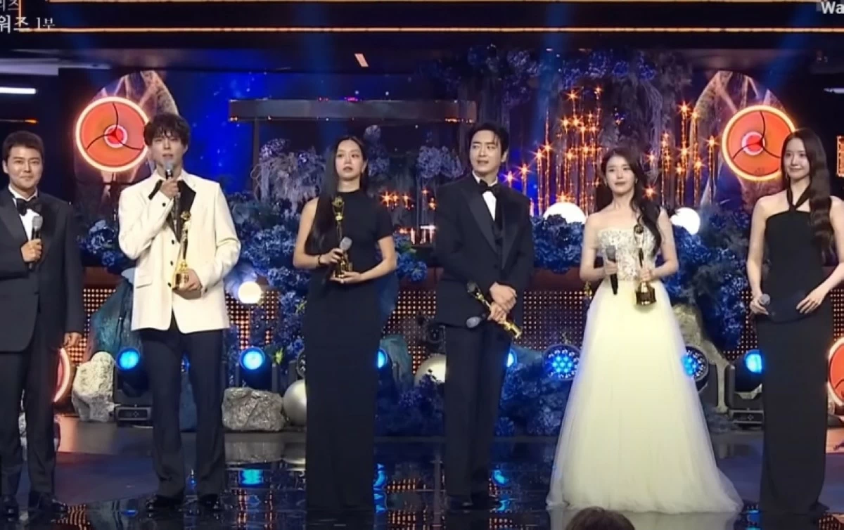 UPBit Popular Star Award winners IU, Park Bogum Lee Hye-ri, Lee Jun-hyuk (Screenshot from KBS Entertainment video on YouTube)
