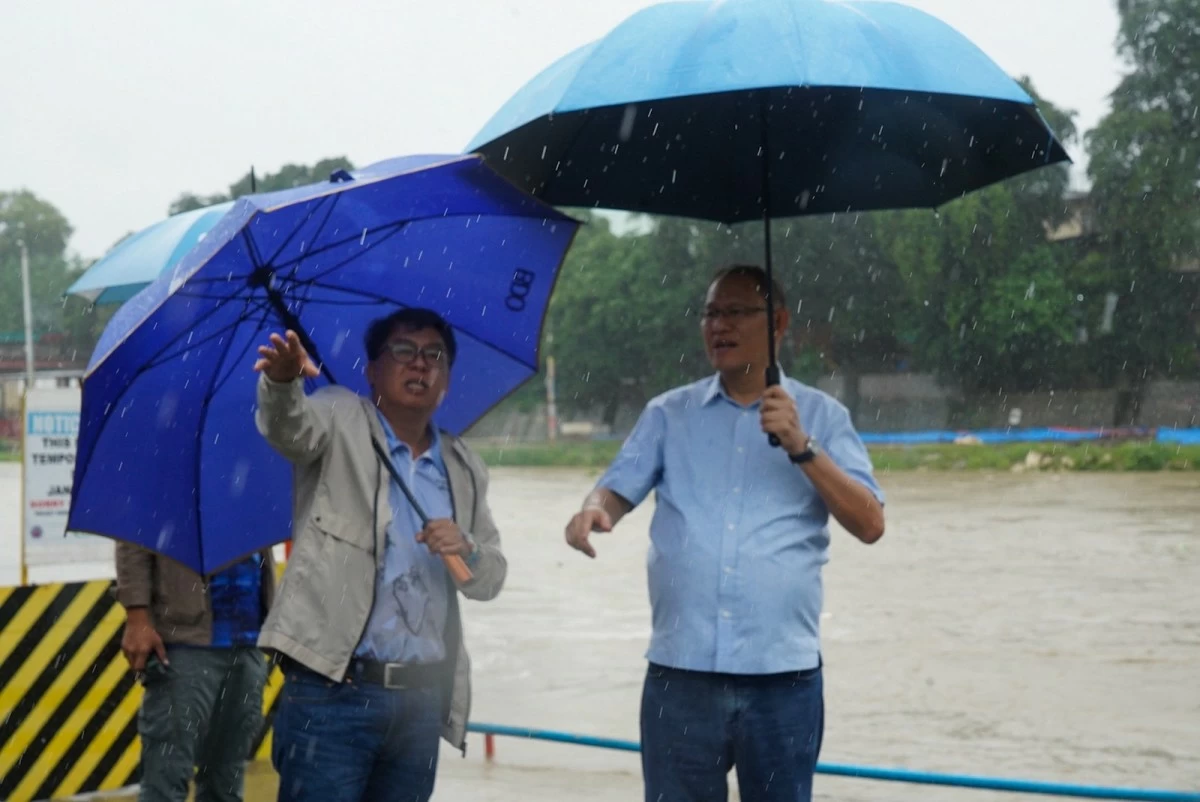 Marikina Mayor Maan Teodoro, together with Congressman Marcelino “Marcy” Teodoro, inspect the water level of the Marikina River on Saturday, July 19, 2025, following heavy rains brought by the southwest monsoon or habagat, intensified by Tropical Storm Crising. (Photos by John Louie Abrina)