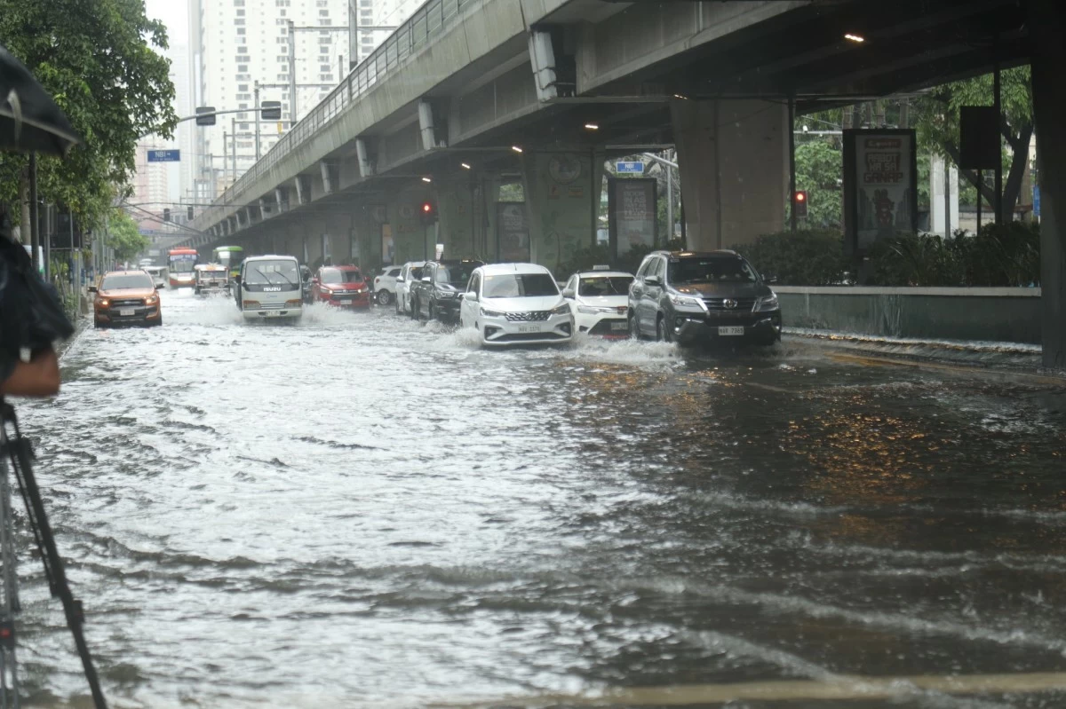 Flooding situation along Taft Avenue due to continuous rains (Courtesy of Mayor Isko Moreno/Facebook Page)