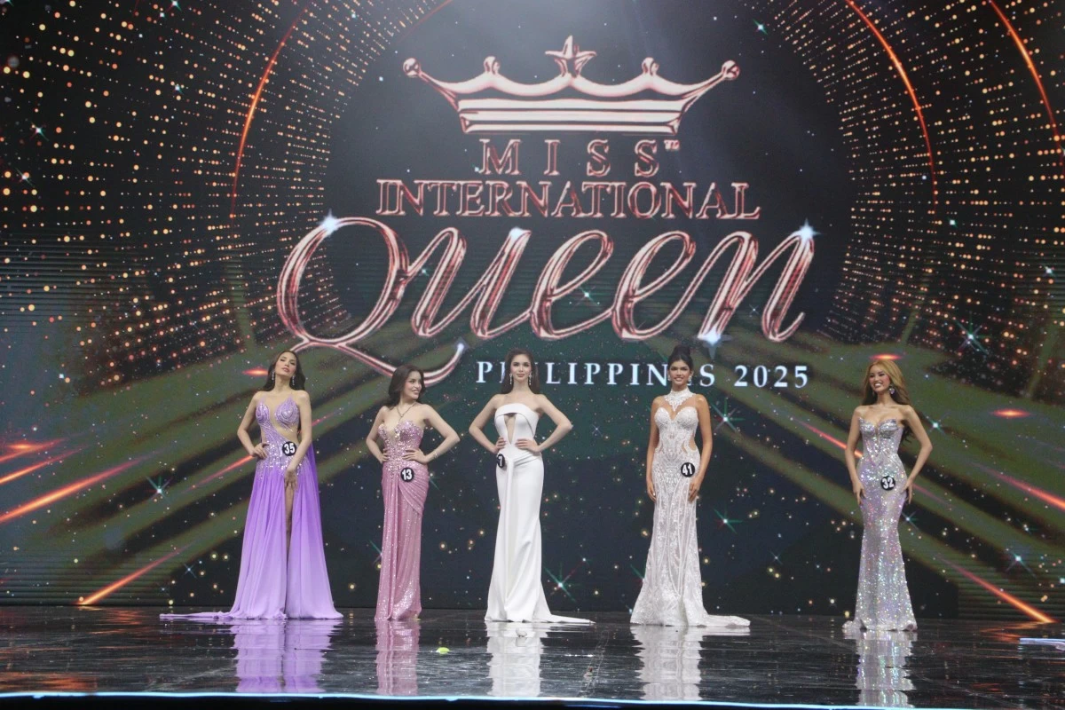 The top 5 queens stand on stage, ready to present themselves during the Question-and-Answer portion.