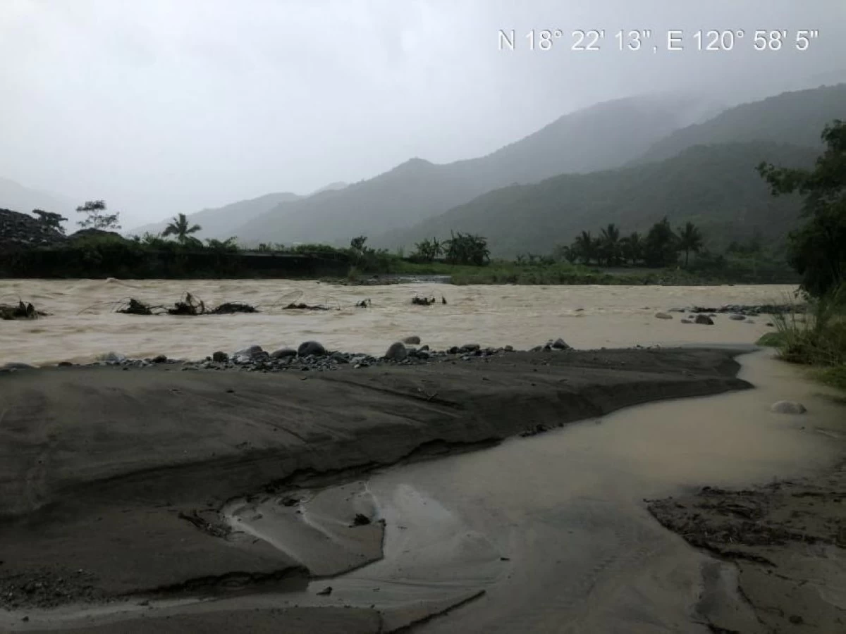 High water levels rendered the detour road along the Apayao (Calanasan)–Ilocos Norte Road in Barangay Tanglagan, Calanasan, Apayao impassable, amid the ongoing construction of the Tanglagan Bridge. Contractor’s equipment remains on standby to restore access once the water recedes. (Photo courtesy of DPWH)