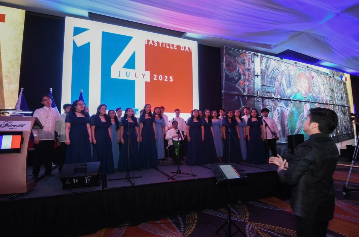 The Far Eastern University Chorale featured both the Philippine national anthem, 'Lupang Hinirang,' and the French national anthem, 'La Marseillaise.'