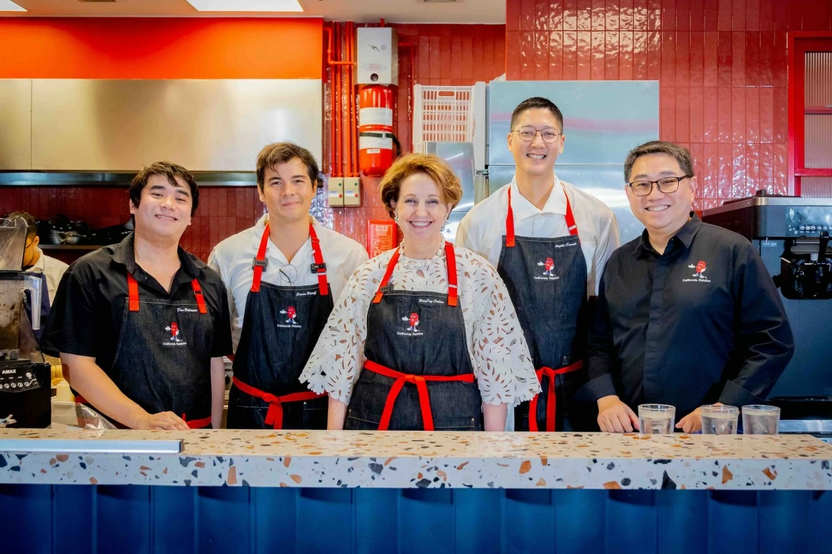 Chef Don Baldosano, food content producer Erwan Heussaff, Ambassador MaryKay Carlson of the US Embassy, Chef Angelo Comsti, and California Raisins Southeast Asia Regional Representative Thomas Wee