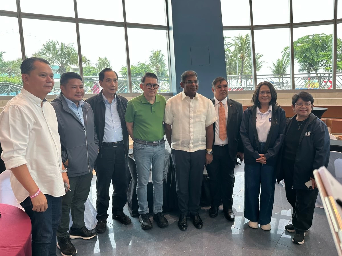 Joey Concepcion with representatives of the Pasay City LGU, Department of Agriculture, the Malaysian Embassy, and the Department of Trade and Industry
