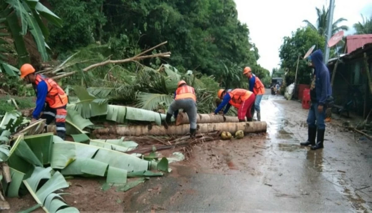 DPWH personnel conduct clearing operations along the San Ricardo–Bilatan Road in Barangay Camang, San Ricardo, Southern Leyte on Wednesday, July 16, after the road was closed due to soil erosion and scattered debris following heavy rains brought by Tropical Storm “Crising.” (Photo courtesy of DPWH)