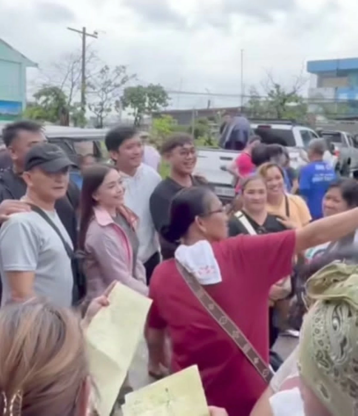Mayor Charo Sy-Alvarado led the preparation of relief goods for families in evacuations centers affected by the flooding in Hagonoy, Bulacan. During the relief goods distribution people requesting selfie with the Mayor. (Photo courtesy of Juan)
