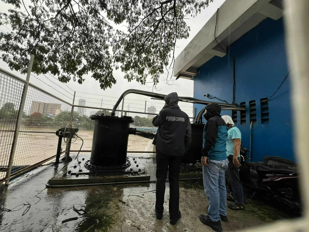 Pasig City Mayor Vico Sotto visits evacuees temporarily staying at evacuation centers amid floods caused by heavy rains. (Photos from Pasig City PIO)