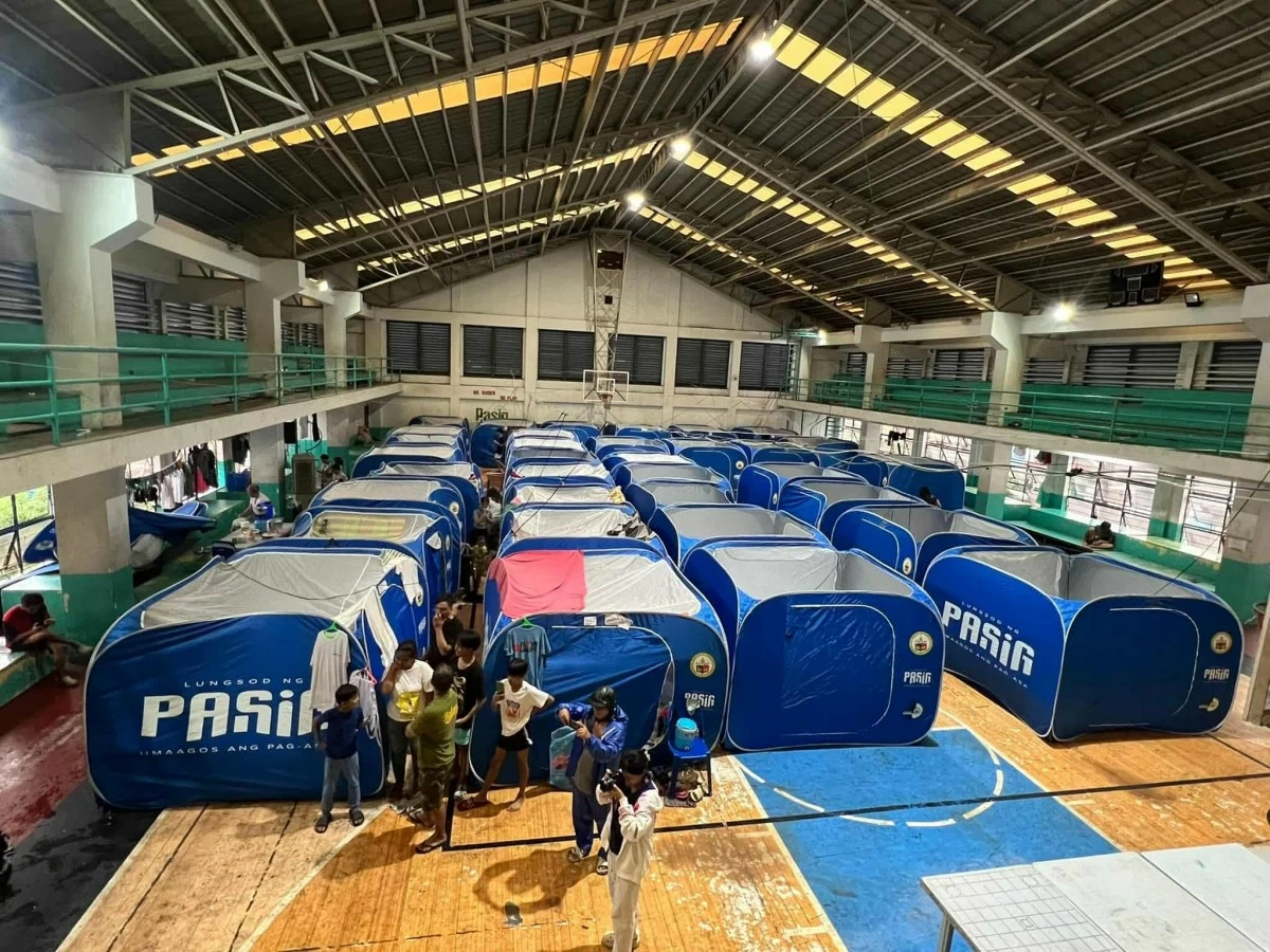 Pasig City Mayor Vico Sotto visits evacuees temporarily staying at evacuation centers amid floods caused by heavy rains. (Photos from Pasig City PIO)