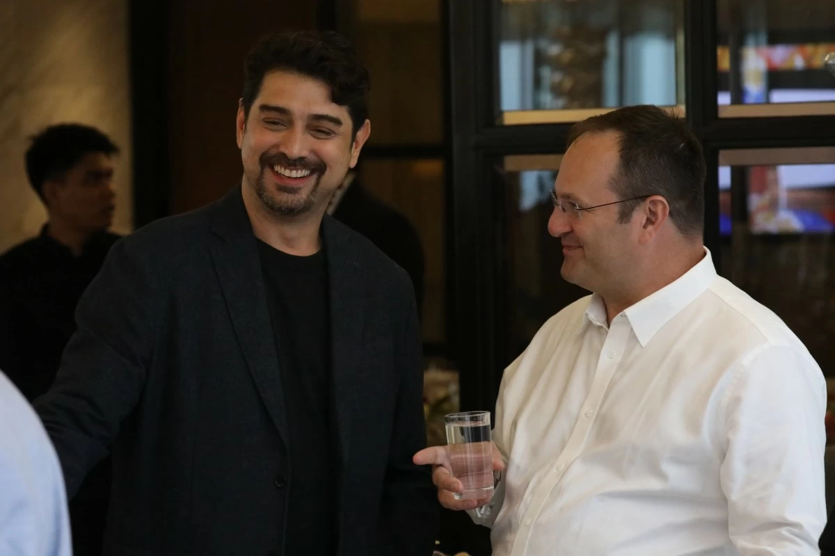 Ian Veneracion and Alex Seagull
