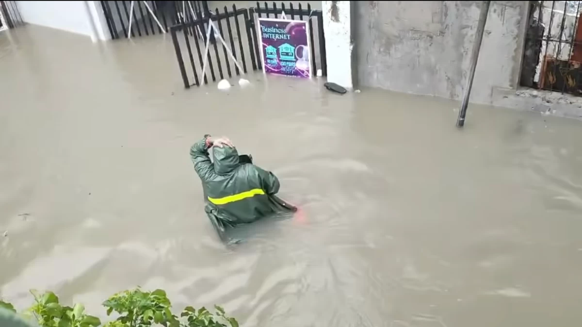 Flood in Barangay Niog as of 9:56 a.m. on July 22 (Screenshot from the City Government of Bacoor's Facebook video/MANILA BULLETIN)