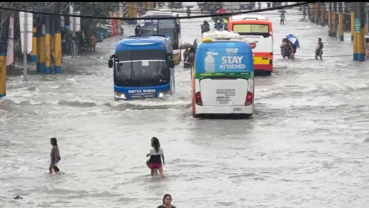 Flood in Aguinaldo Highway near SM Bacoor as of 10:00 a.m. on July 22 (Screenshot from the City Government of Bacoor's Facebook Live stream/MANILA BULLETIN)
