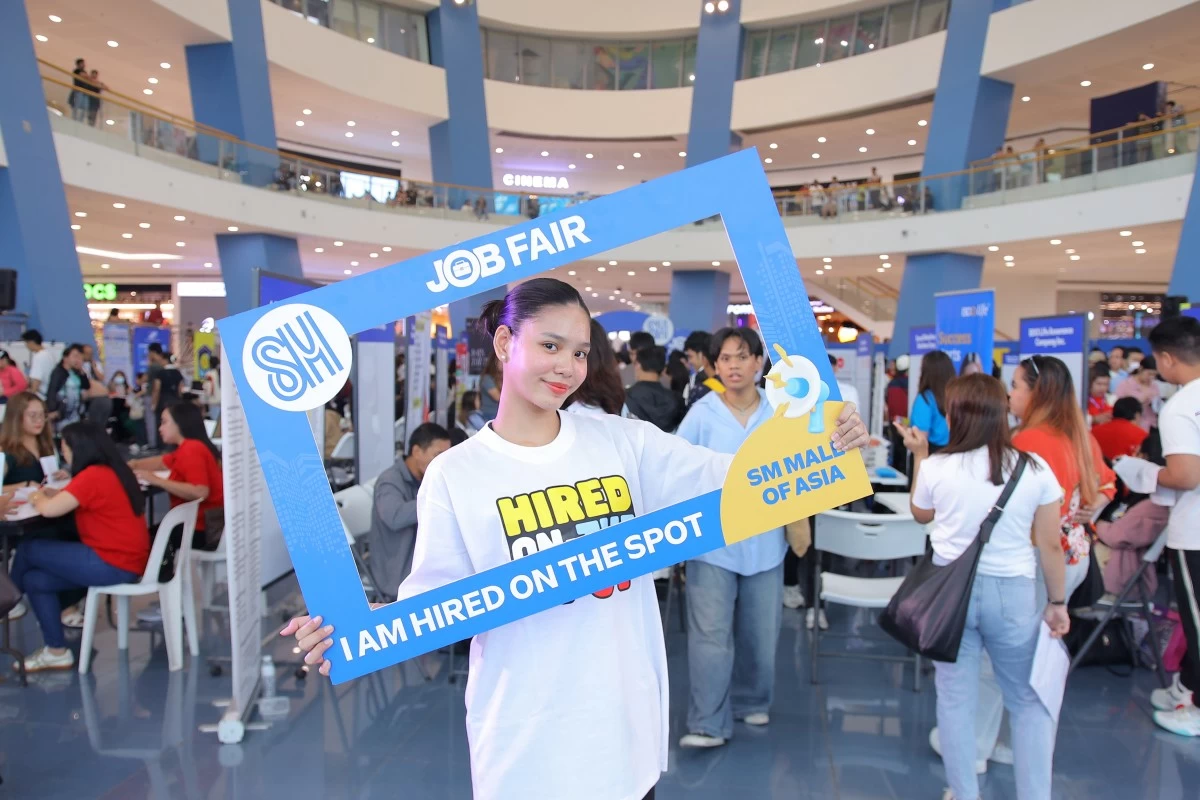 “Yung mga simpleng bayarin sa school, at least mababayaran ko na at hindi ko na kailangan manghingi pa sa magulang ko. At dahil sa SM Job Fair po, unti-unting natutupad ang pangarap ko.” – Pauleen, Hired as Cashier for SM Hypermarket