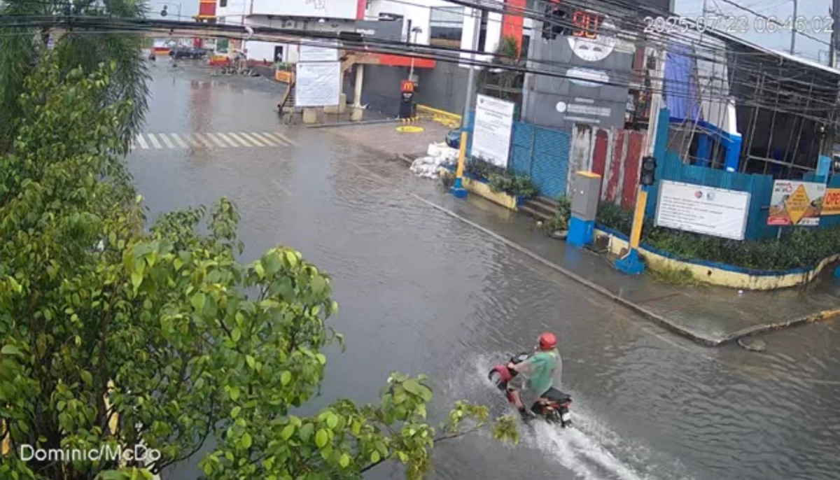 Bacoor Boulevard near St. Dominic College of Asia with light flooding but passable to vehicles at 6:46 a.m. on July 23 (Photo from Bacoor Disaster Risk Reduction & Management Office's Facebook page/MANILA BULLETIN)